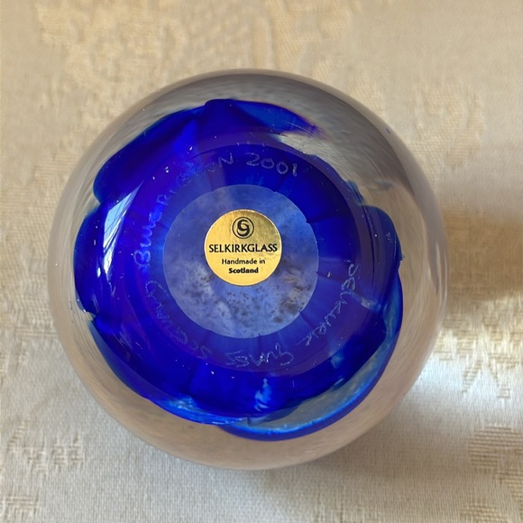 Signed hand blown Selkirk Glass Scotland Blue Ribbon paperweight 2001 - Picture 8 of 11